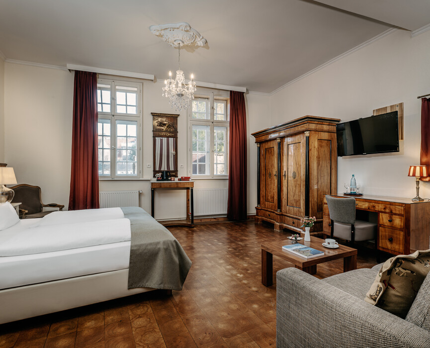 Helles Zimmer mit klassischen Möbeln und gemütlicher Atmosphäre.