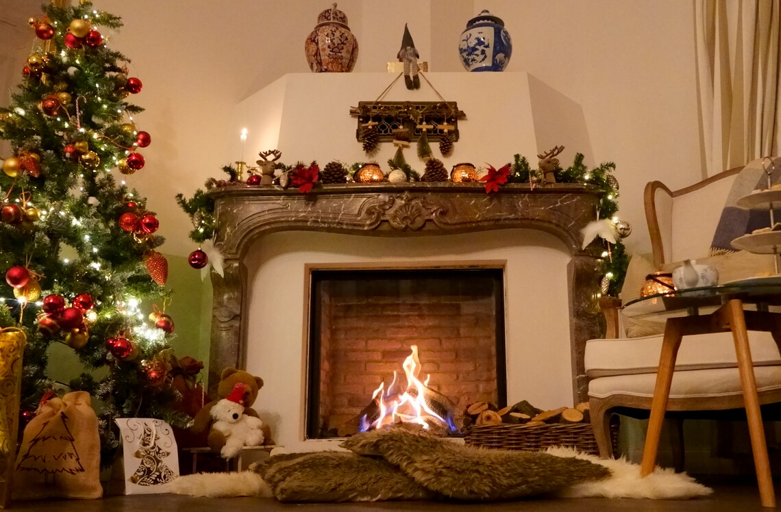 Weihnachtlich dekorierter Kamin