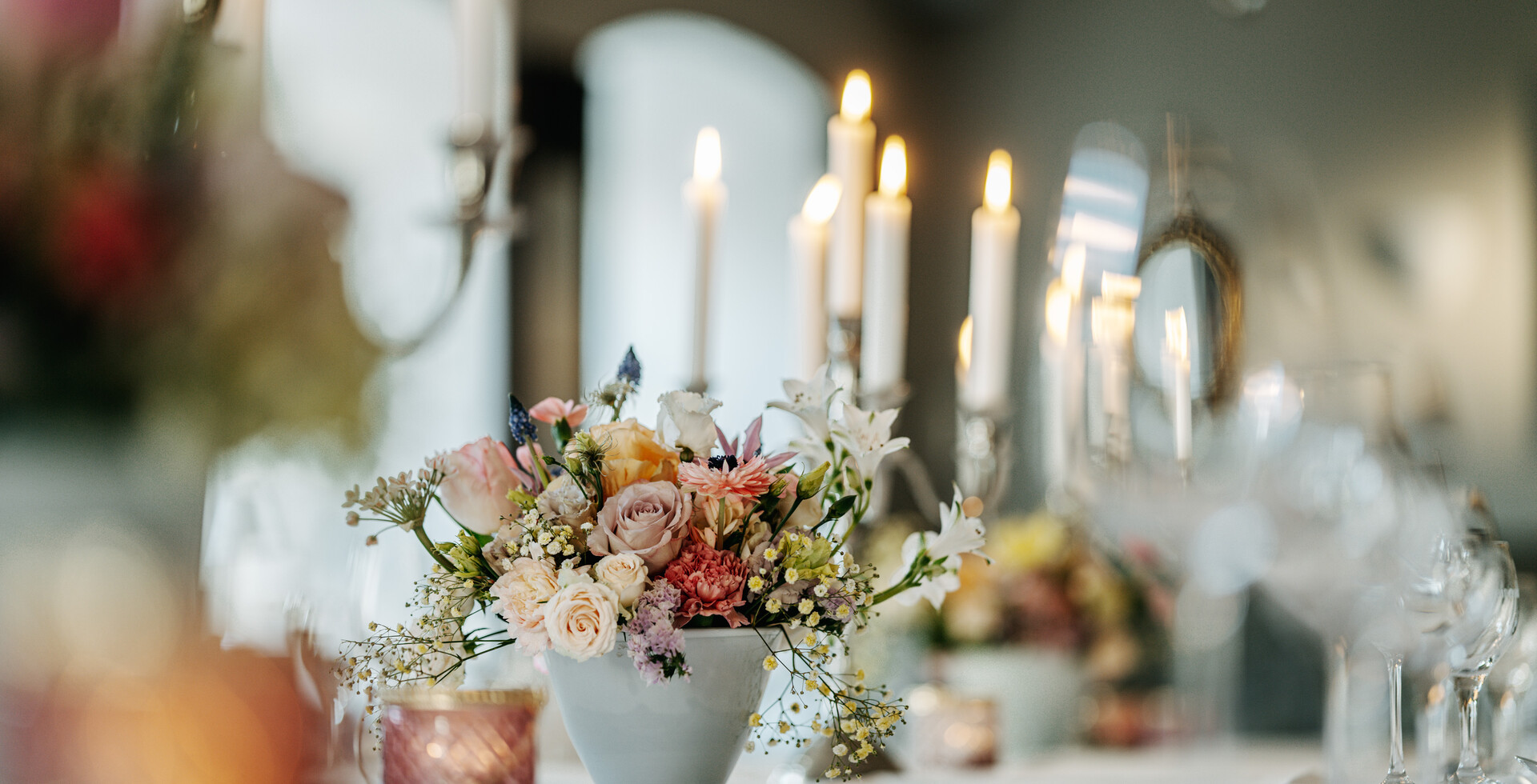Festlich gedeckter Tisch mit Blumen und Kerzen