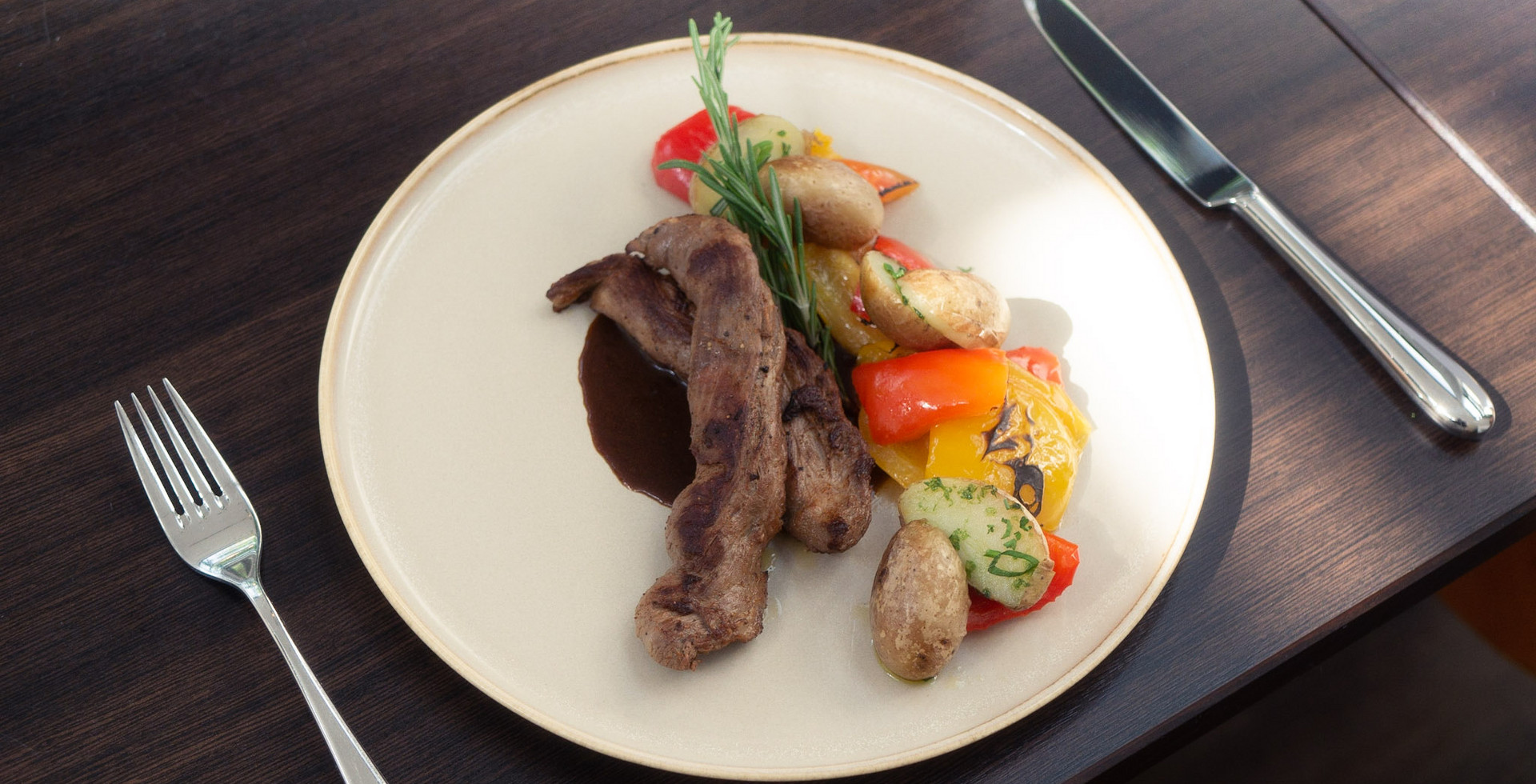 Teller im Restaurant mit Getränk