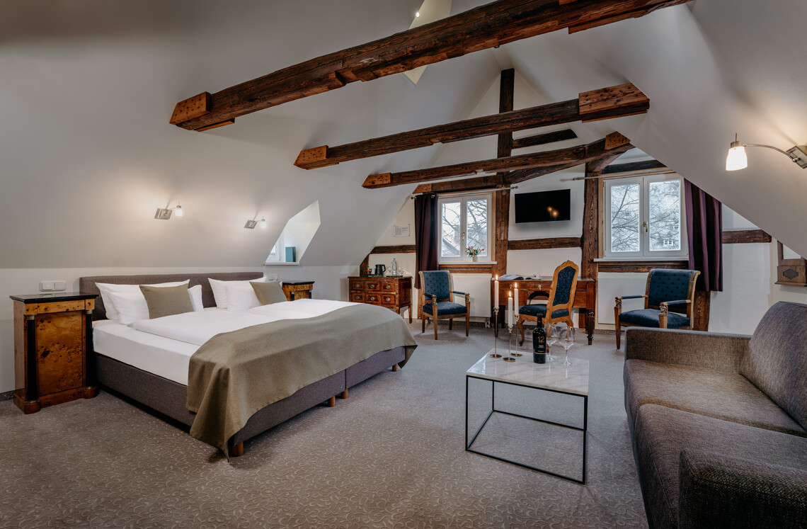 Großzügiges Zimmer mit Doppelbett und Dachbalken