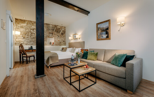 Individuell gestaltetes Zimmer mit Holzelementen und Sitzecke.
