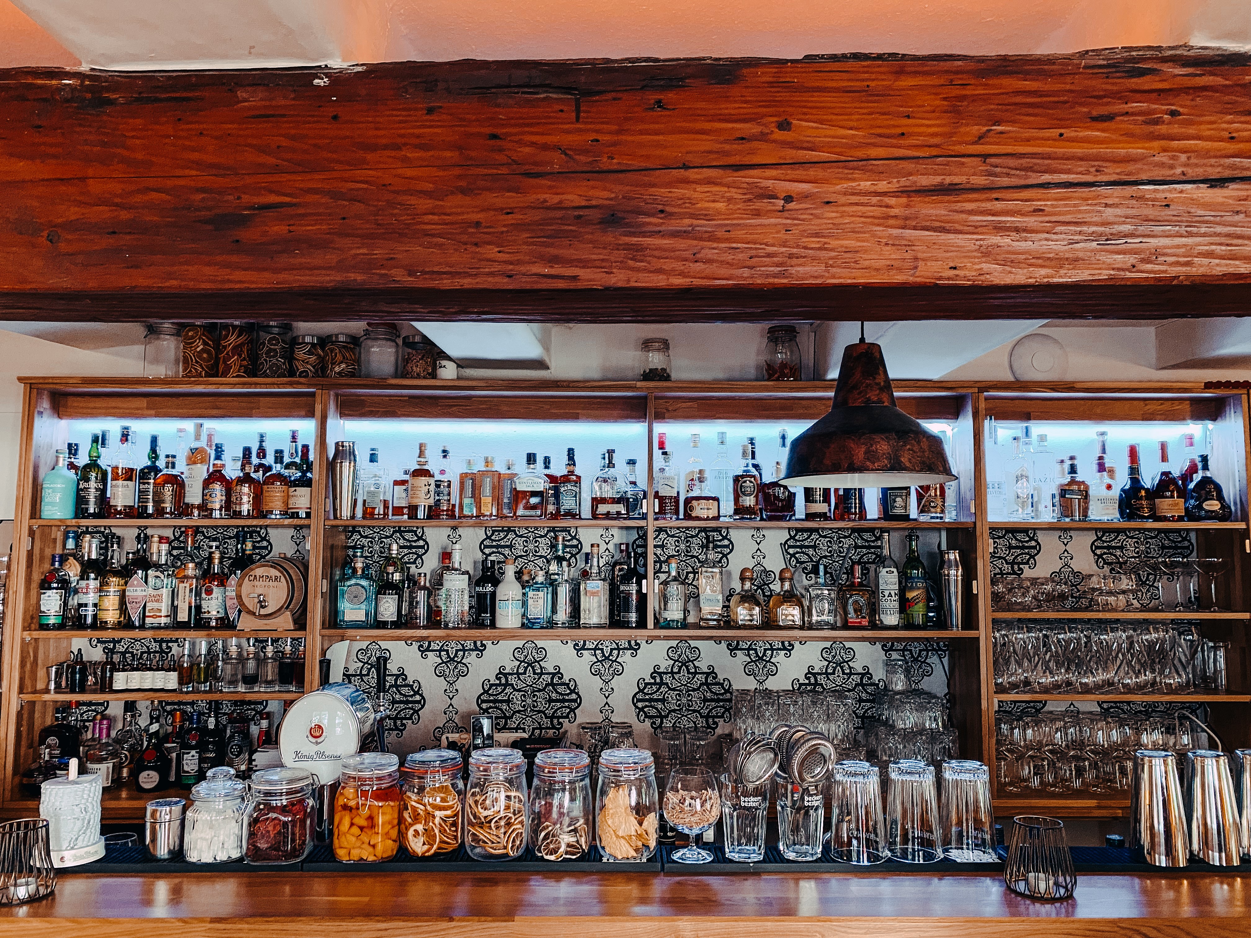 Eine gemütliche Bar mit einer guten Auswahl an Spirituosen