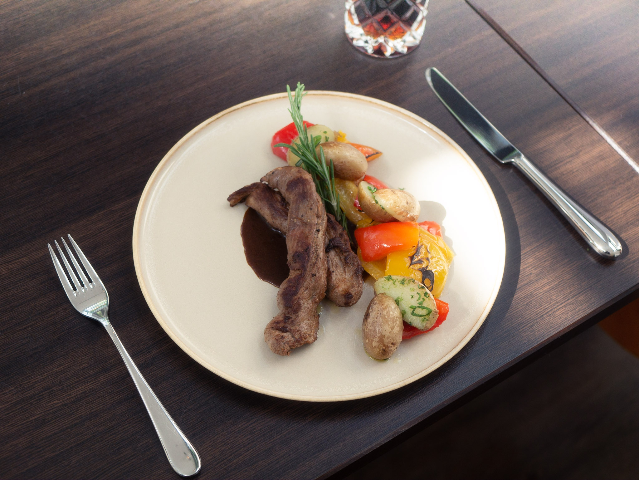 Teller im Restaurant mit Getränk